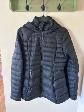 Lululemon Women’s Black Hooded Goose Down Puffer Jacket in size 4